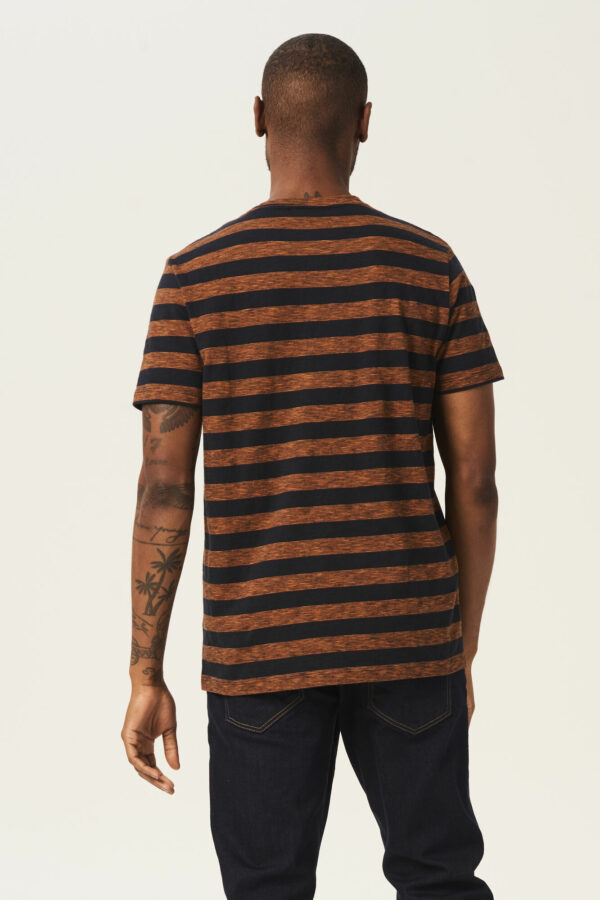 T.shirt rayé brique et bleu marine – Image 3