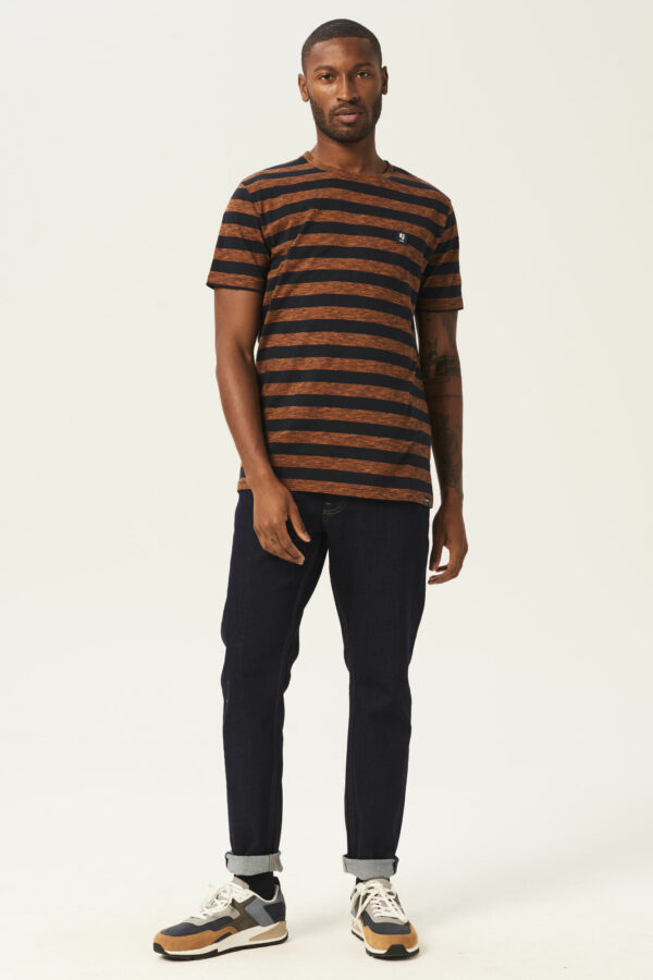 T.shirt rayé brique et bleu marine – Image 2