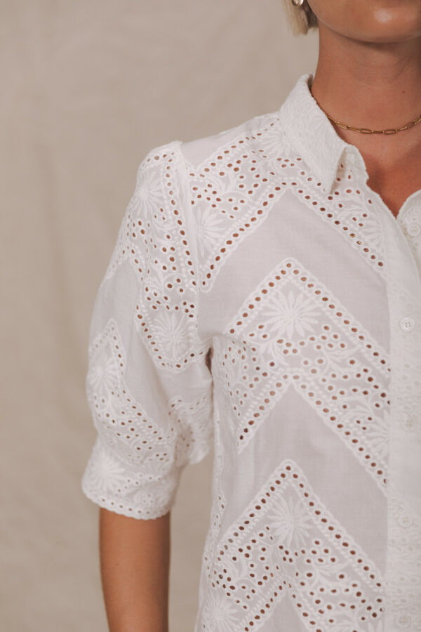 Chemisier broderie anglaise avec un col