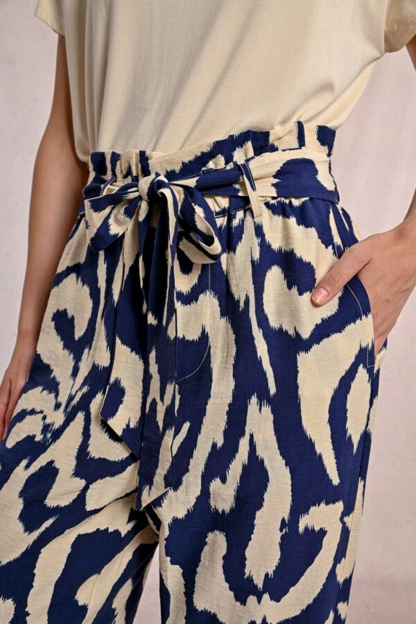 Pantalon fluide imprimé bleu marine et écru – Image 6