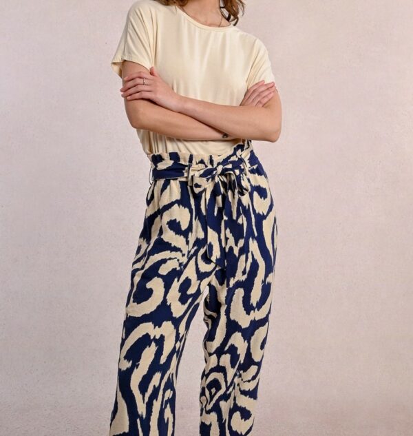 Pantalon fluide imprimé bleu marine et écru – Image 5