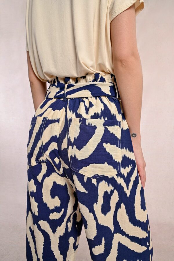 Pantalon fluide imprimé bleu marine et écru – Image 4