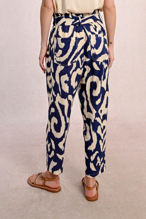 Pantalon fluide imprimé bleu marine et écru – Image 3