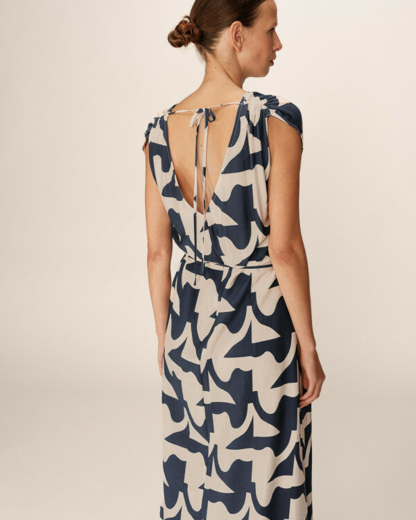 Robe longue sans manches