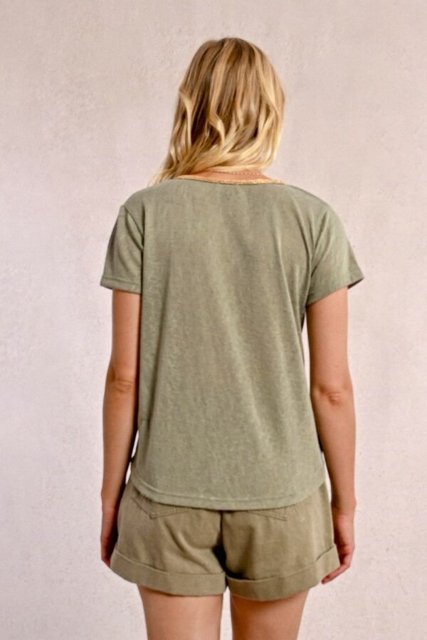 T-shirt col V kaki – Image 5