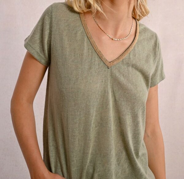 T-shirt col V kaki – Image 4