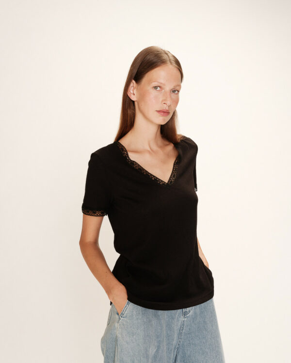 T-shirt col V dentelle noir – Image 2