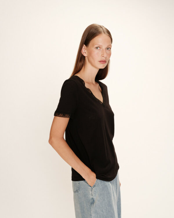 T-shirt col V dentelle noir – Image 4