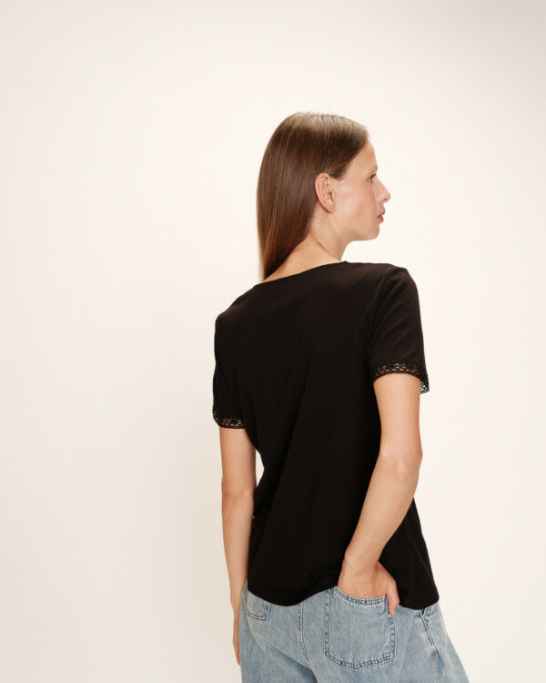 T-shirt col V dentelle noir – Image 3