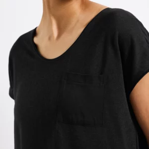 T.shirt noir avec une poche