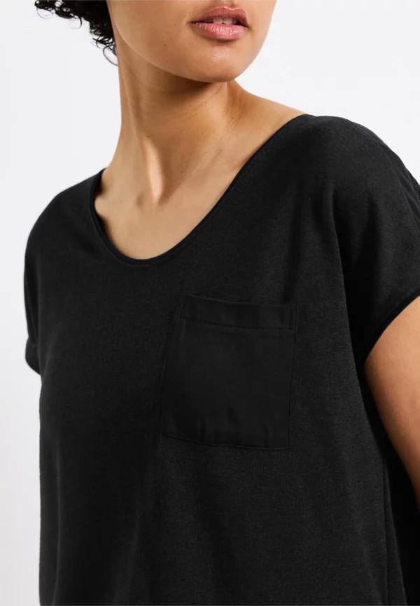 T.shirt noir avec une poche