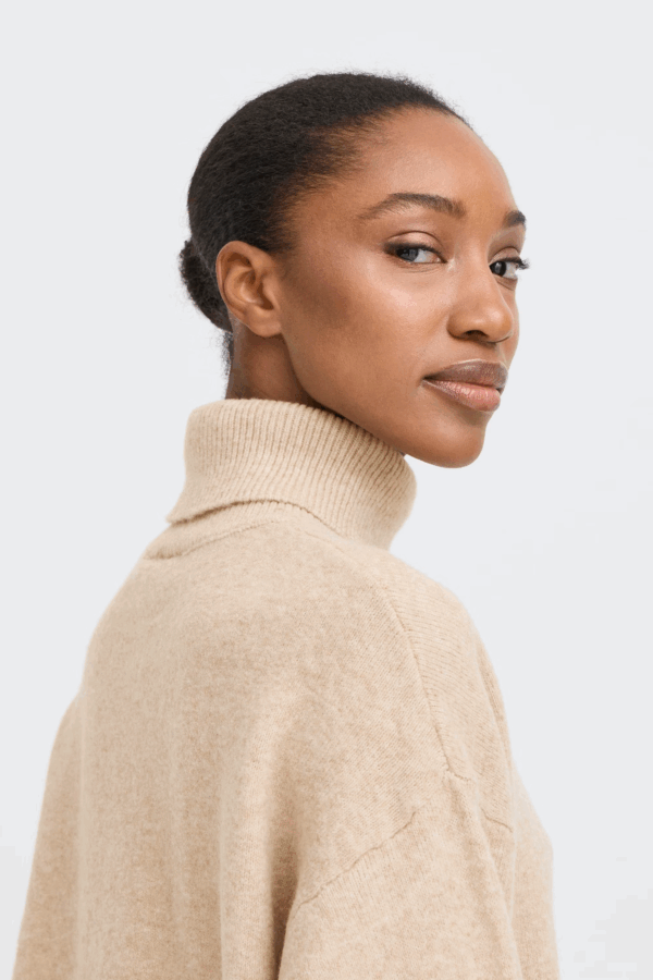 Pull col roulé beige – Image 2