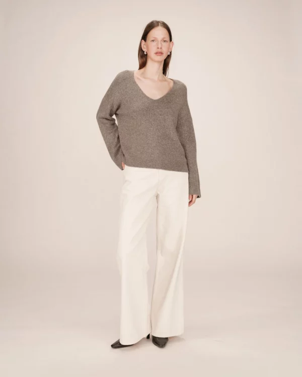 Pull col V pailleté taupe – Image 5