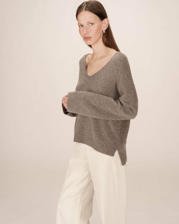 Pull col V pailleté taupe – Image 4