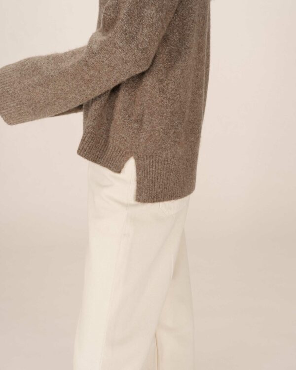 Pull col V pailleté taupe – Image 3