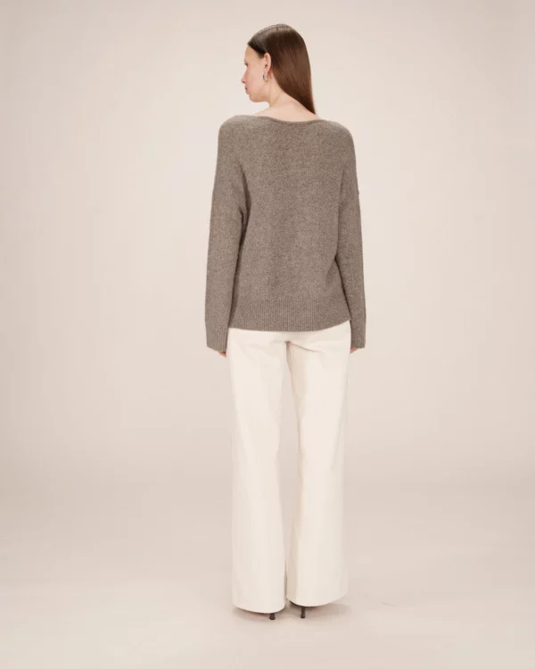 Pull col V pailleté taupe – Image 2