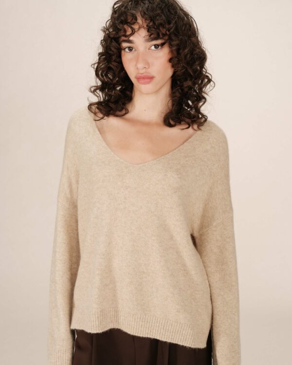 Pull col V pailleté vanille – Image 2