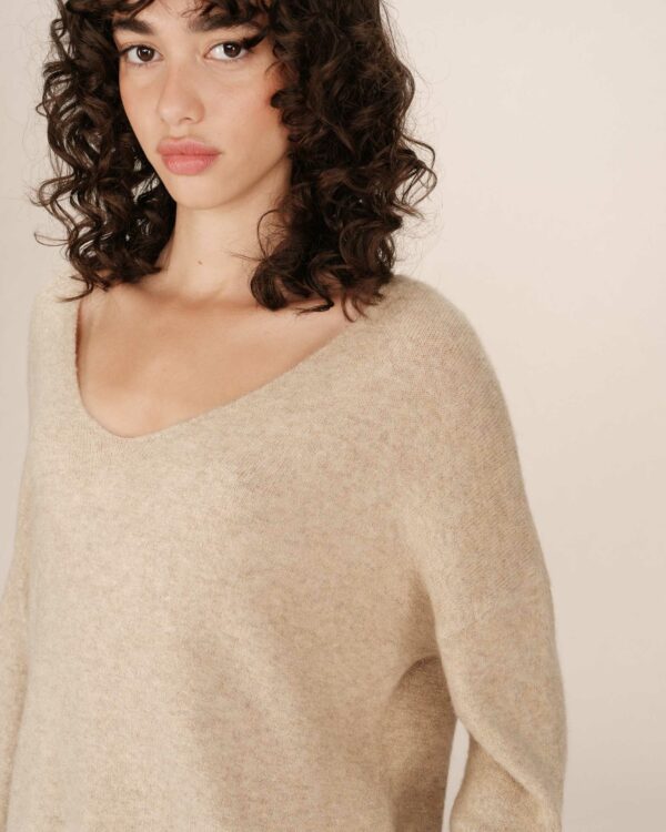 Pull col V pailleté vanille