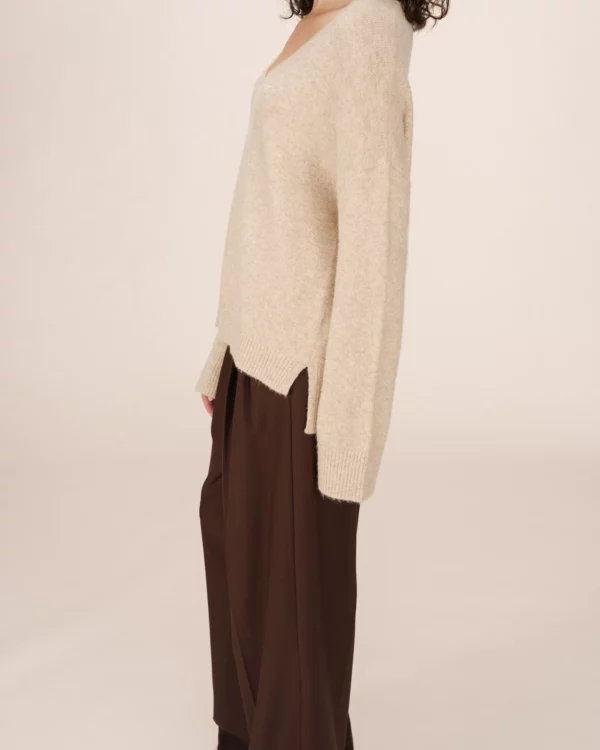 Pull col V pailleté vanille – Image 5