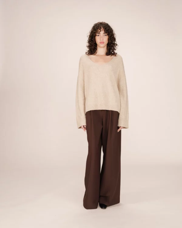Pull col V pailleté vanille – Image 4