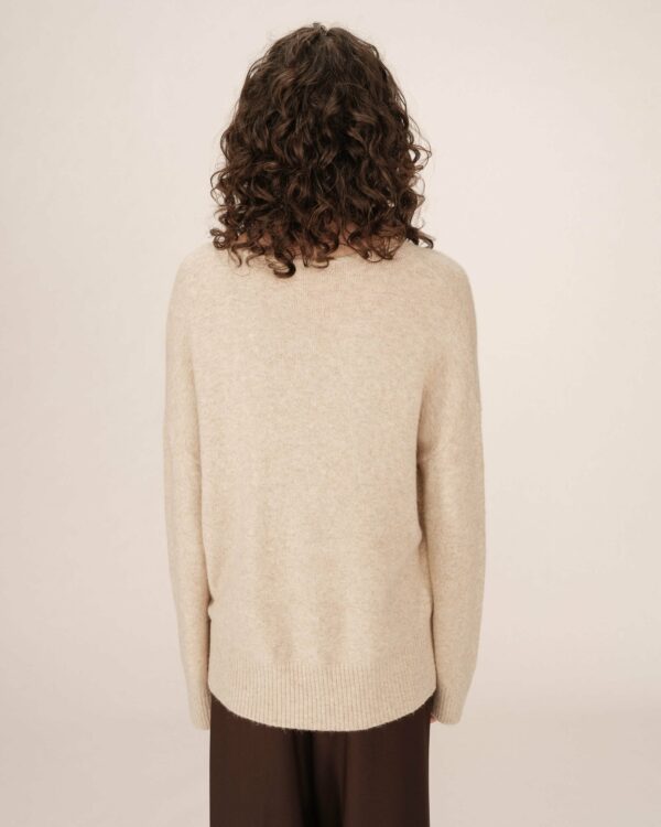 Pull col V pailleté vanille – Image 3