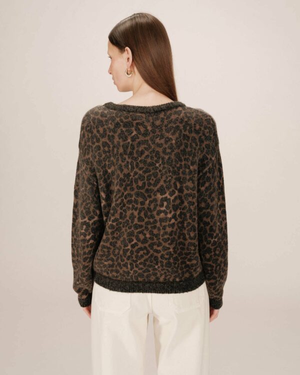 Pull col rond léopard – Image 3