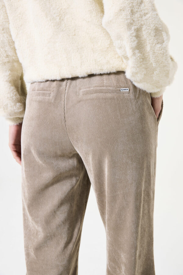 Pantalon en velours fin taupe – Image 4
