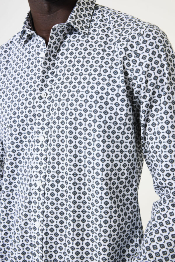 Chemise blanche et bleue