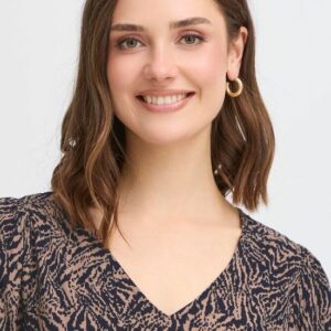 Blouse bleue et taupe
