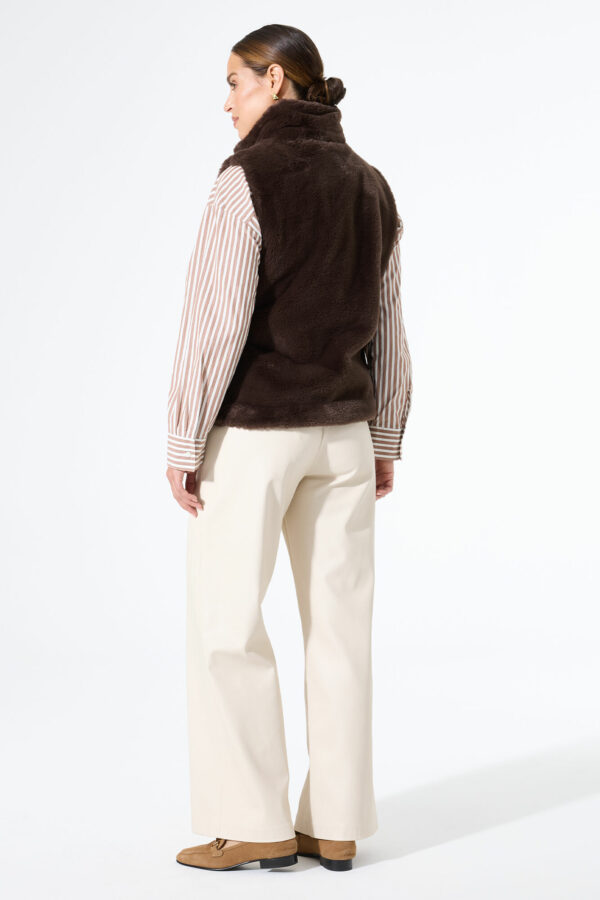 Veste sans manches fausse fourrure chocolat – Image 4