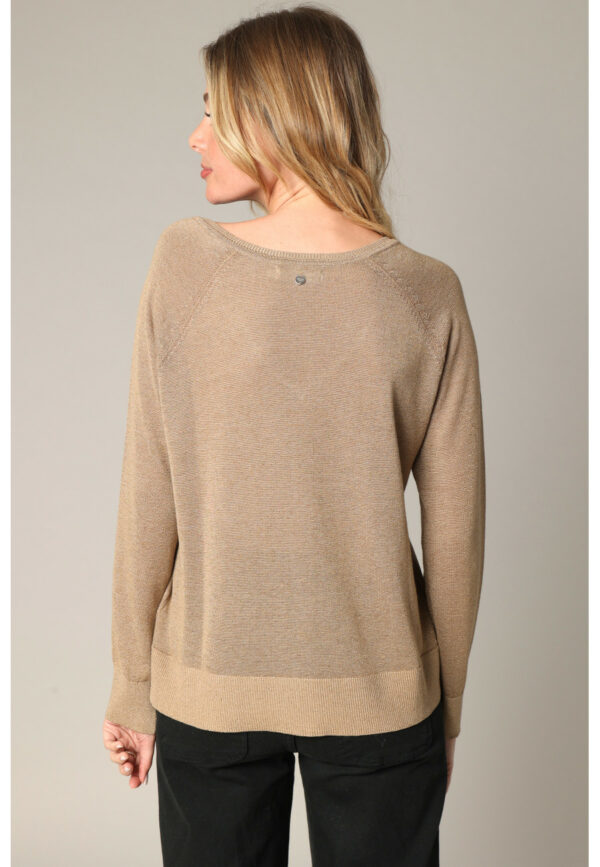 Pull col V pailleté doré – Image 3