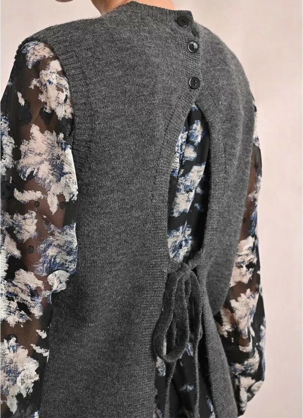 Pull sans manches ouvert dans le dos