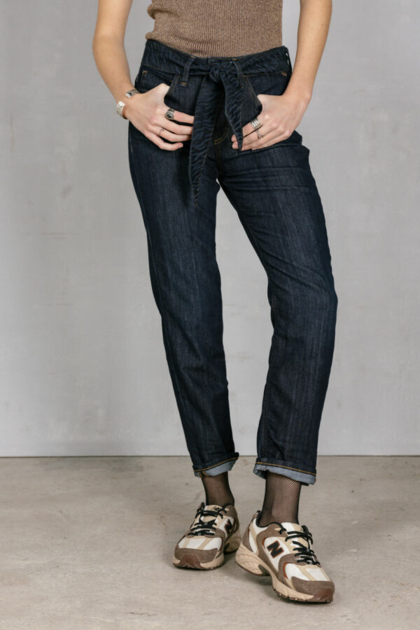 Jean coupe droite avec ceinture