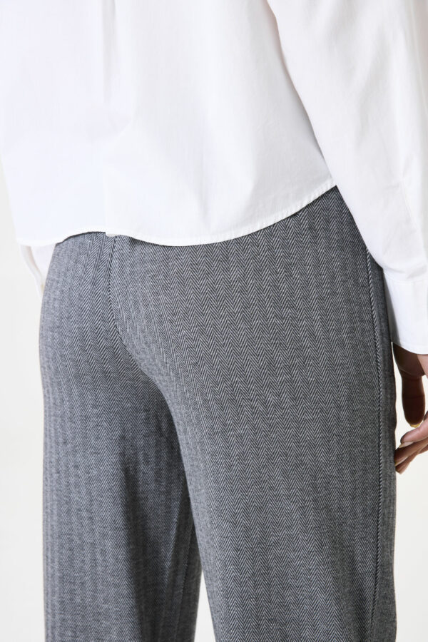 Pantalon à chervons gris