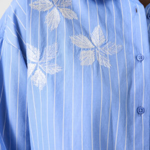 Chemise rayée bleue avec broderie