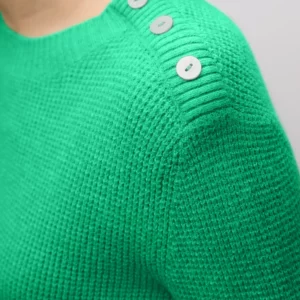 Pull détails boutons vert