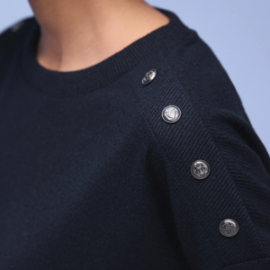 Pull fin manches 3/4 avec détail boutons