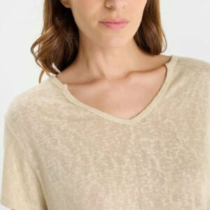 T-shirt beige col V aux manches courtes et à l'effet brillant discret