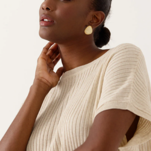 T-shirt maille côtelé écru ouvert dans le dos