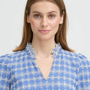 Blouse bleu à broderies