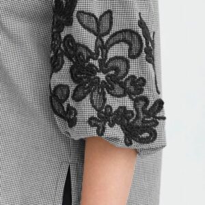 Blouse motif vichy et broderies