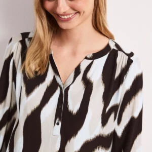 T-shirt à col fendu et mélange de structures