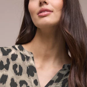 Blouse à col fendu et imprimé animalier
