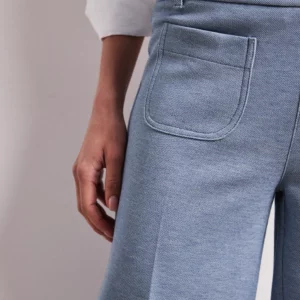Pantalon piqué bleu avec détails de boutons