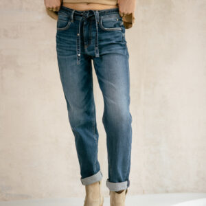 Jean droit délavé avec ceinture