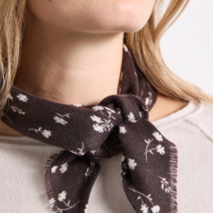Foulard triangle fleuri