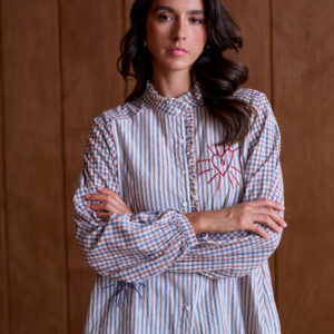 Blouse à carreaux et broderies