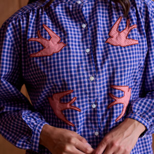 Blouse à carreaux et hirondelles